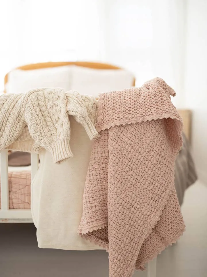 New Grain - Couverture pour Bébé Gaufrée - Pétale||New Grain - Baby Cozy Waffle Blanket - Petal